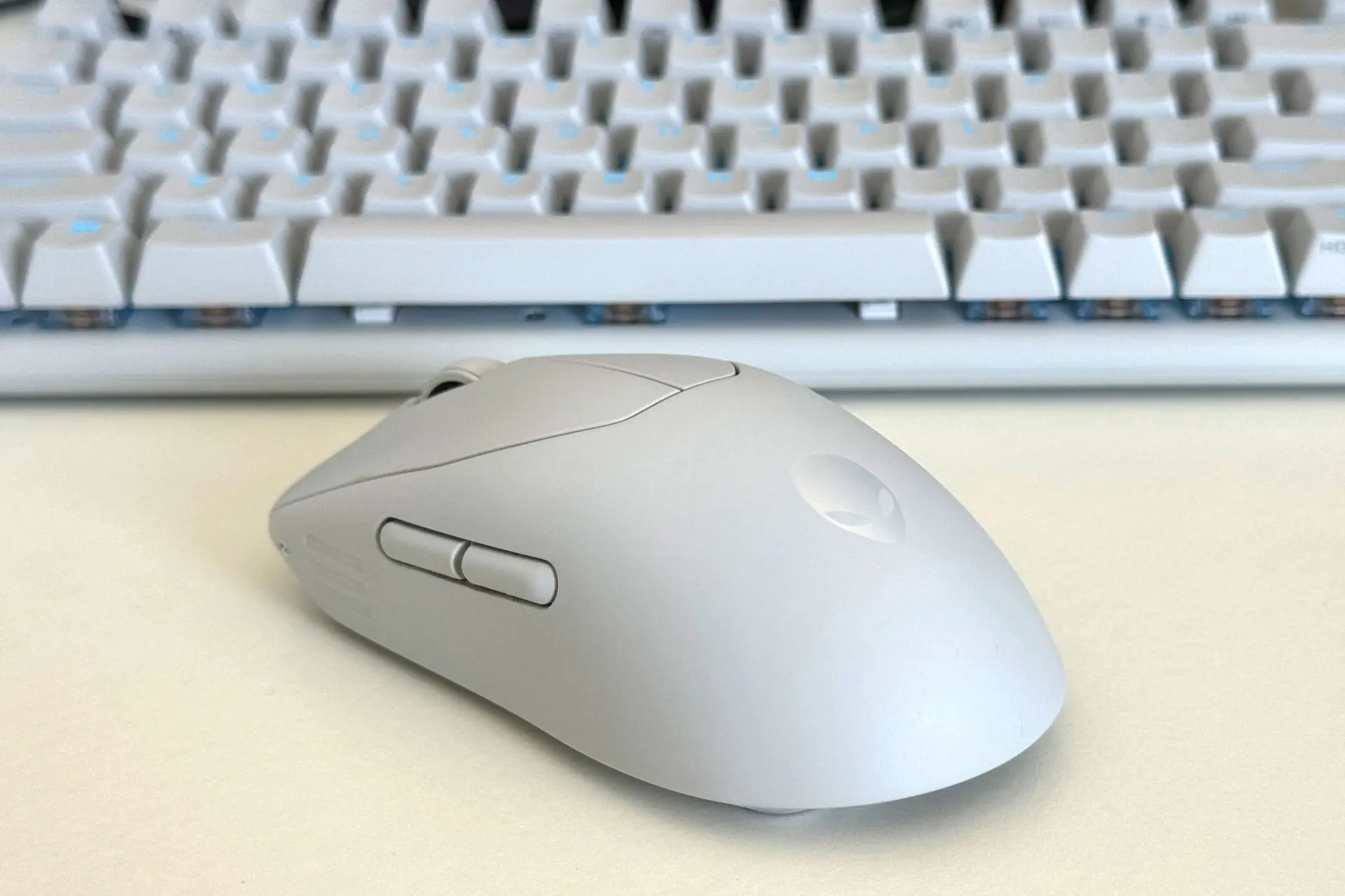 Foto de um mouse Alienware Pro Wireless