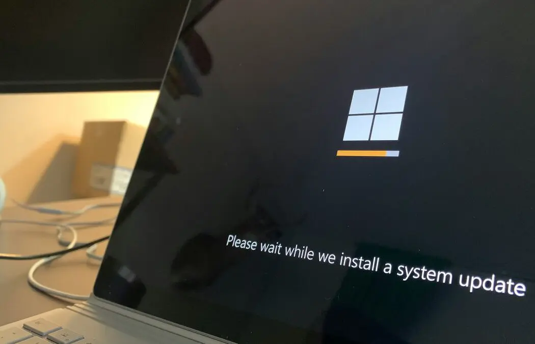 Foto de um notebook atualizando o Windows 11