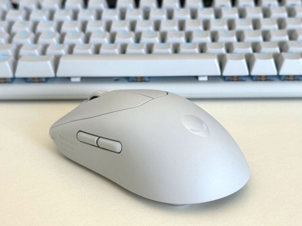 Foto de um mouse Alienware Pro Wireless