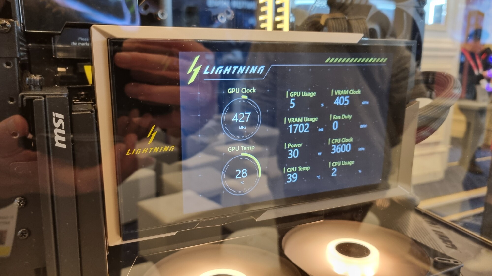 MSI revela RTX 5090 Lightning Z com tela de 8 polegadas e até 1000 W — só 1.300 unidades